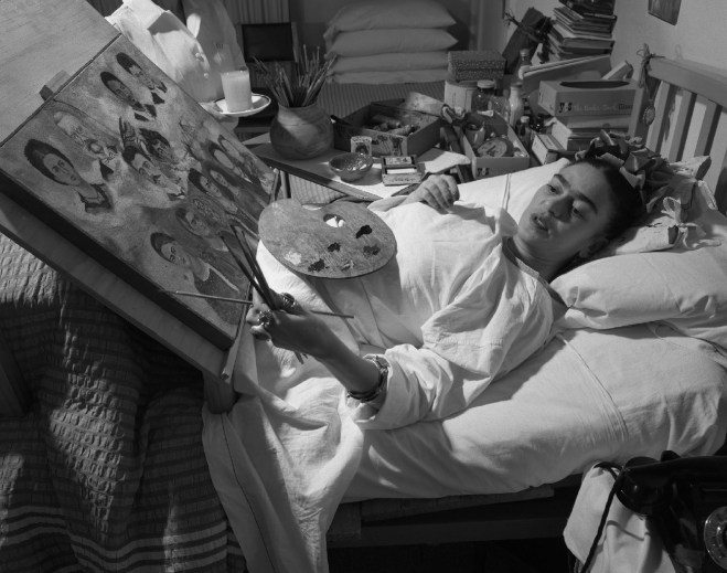 Frida peignant "Portrait of Frida's family" (de la collection et des archives de la Fundacion Telesiva